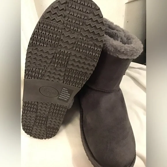 Cozy Gray Shearling Boots - Picture 4 of 7